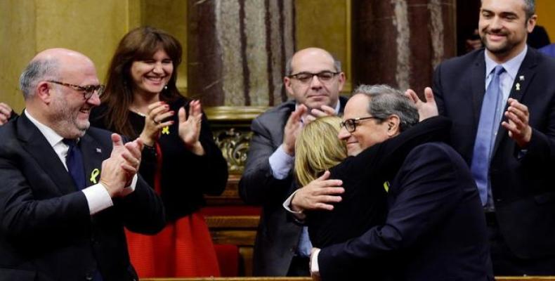 Torra saluda a Artadi, tras ser investido president. Foto / AFP