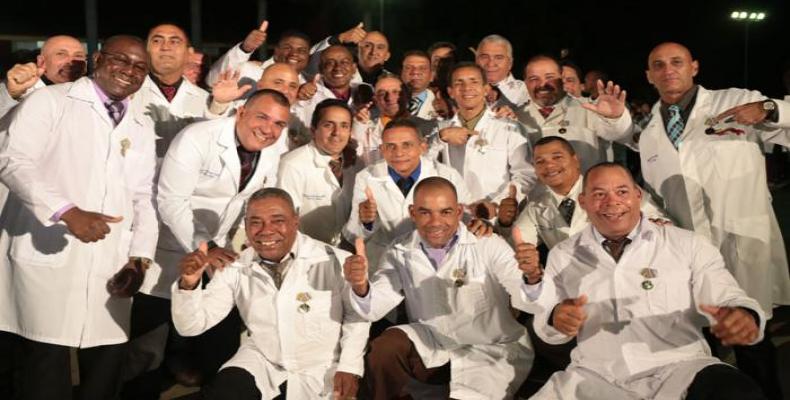 Condecoran a Colaboradores cubanos de la Brigada Henry Reeve que participaron en el combate contra el virus del Ébola en África Occidental    Foto: Yaimí Ravelo