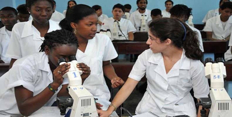 Más Técnicos de la Salud en Cuba para prestar con calidad sus servicios sanitarios.Imágen:Internet.