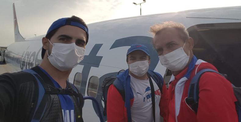 Jorge Félix Alvarez, Leuris Pupo y Meinardo Torres abordando el avión de Star Perú