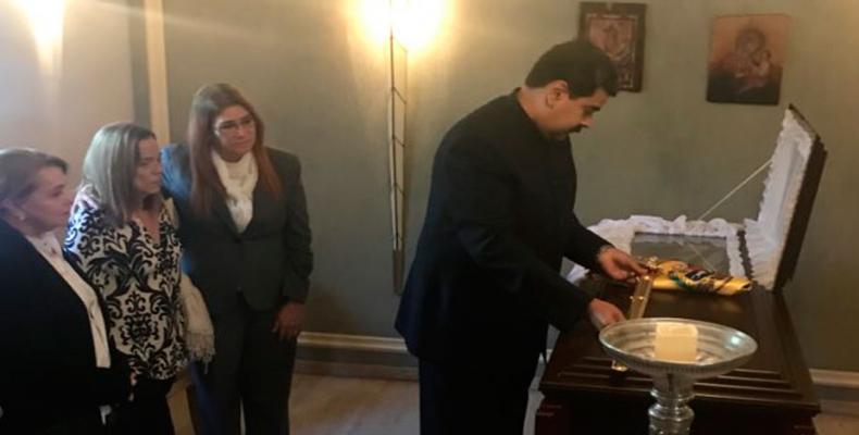 El presidente de Venezuela, Nicolás Maduro, depositó la réplica de la espada de El Libertador, Simón Bolívar, ante el féretro del músico y maestro José Antonio