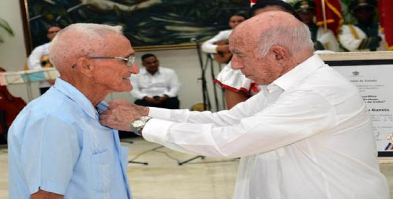 José Ramón Machado Ventura,  impone el Título Honorífico de Héroe del Trabajo de la República de Cuba a Luis Rogelio Batista García, cooperativista de Santiago 