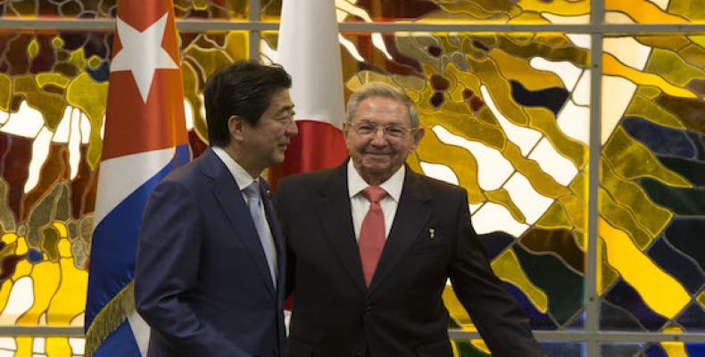 El General de Ejército Raúl Castro Ruz, Presidente de los Consejos de Estado y de Ministros, recibió al excelentísimo señor Shinzo Abe, Primer Ministro de Japó