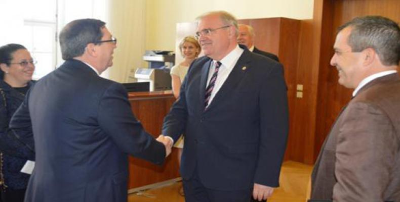 El Vicecanciller Federal de Austria (D) recibe al Ministro cubano de Relaciones Exteriores. Foto: Embacuba Austria.