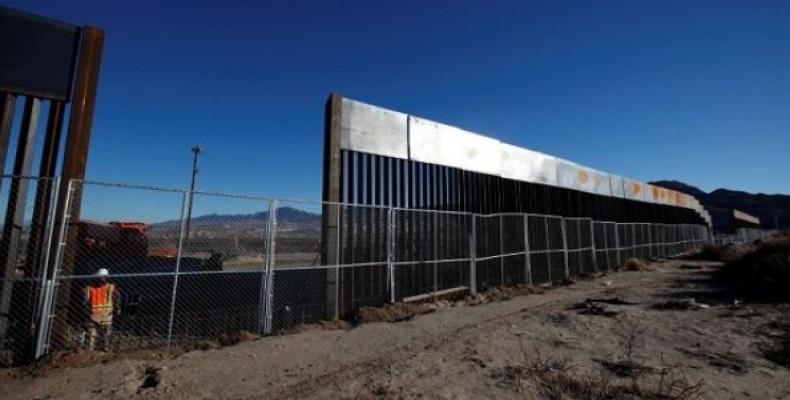 Construction crews build new wall at El Paso-Juarez on U.S. border with Mexico.  Photo: Press TV