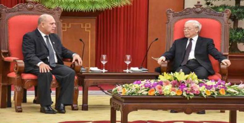 Morales (I) le reiteró a Nguyen Phu Trong (D) las condolencias a nombre del PCC, el Gobierno y el pueblo cubanos. Foto CubaMinrex