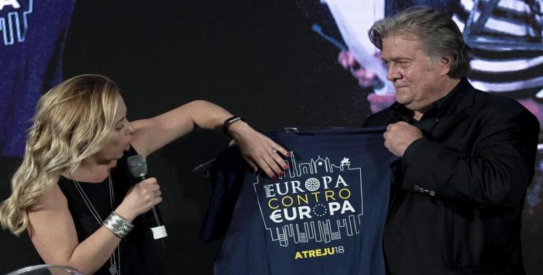 Steve Bannon con la dirigente del partido posfascista Giorgia Meloni en Roma con una camiseta con el eslogan Europa contra Europa. / EFE / MASSIMO PERCOSSI