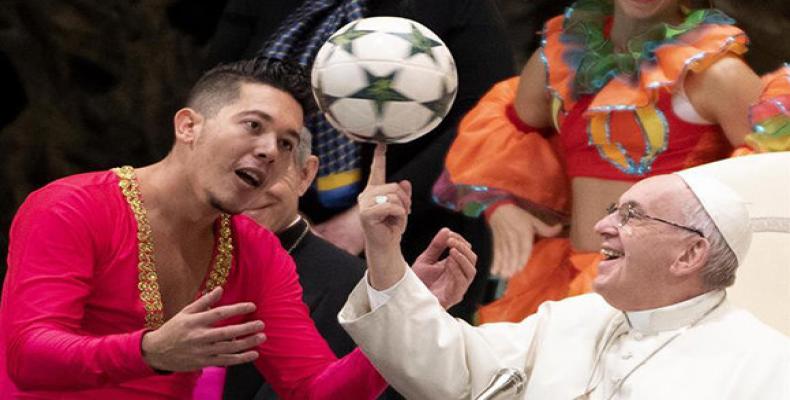 Uno de los artistas cubano puso a rodar un balón sobre el dedo del Papa Francisco. Foto: EFE.