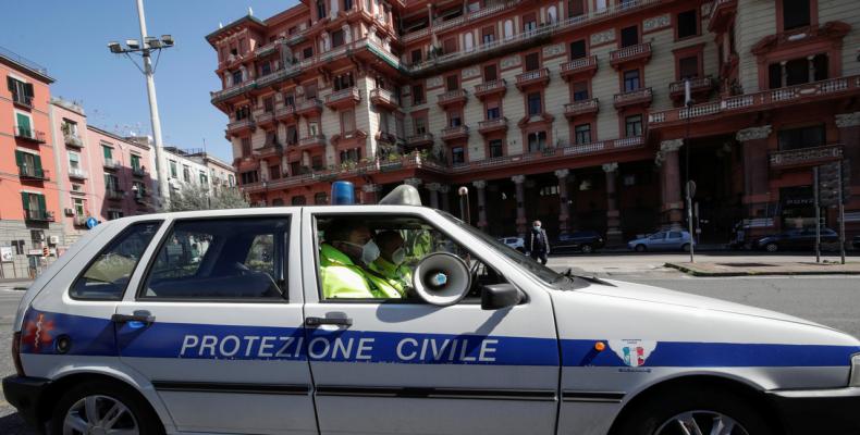 Miembros de Protección Civil de Nápoles piden a peatones que vuelvan a sus casas, Italia, el 15 de marzo de 2020.Ciro de Luca / Reuters