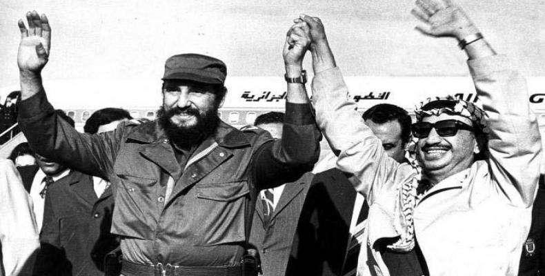 Fidel fue a recibir a Jasser Arafat en su visita a Cuba en noviembre de 1974.Foto:Liborio Noval.