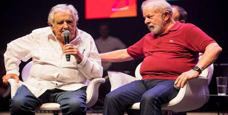 Lula y Mujica en mesa de diálogo durante el festival en Río por el aniversario 40 del Partido de los Trabajadores. 9 feb PL.