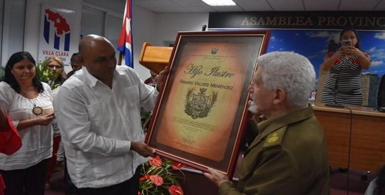 Entrega del reconocimiento Hijo Ilustre de Villa Clara a Ramiro Valdes. Foto: Carlos Torres.