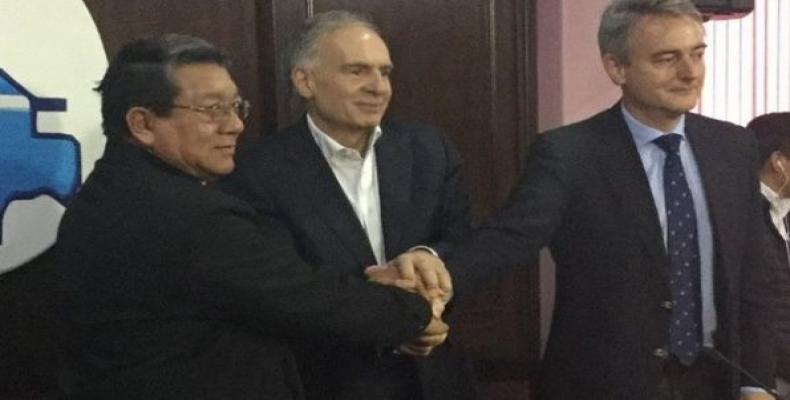 Monsignor Aurelio Pesoa (L), UN envoy Jean Arnault (R) and EU ambassador Leon De la Torre (C).  (Photo: Twitter/ @ONUBolivia)