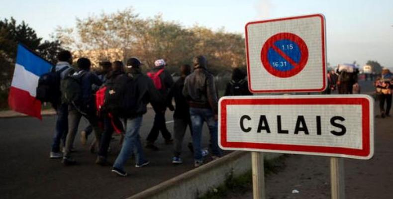 Migrantes en la &quot;jungla&quot; de Calais, Francia. (AP)