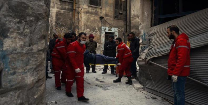 Las fuerzas de la Media Luna Siria (SARC) y el Comité Internacional de la Cruz Roja (CICR) están evacuando a un civil de la Ciudad Vieja de Alepo, 7 de diciembr