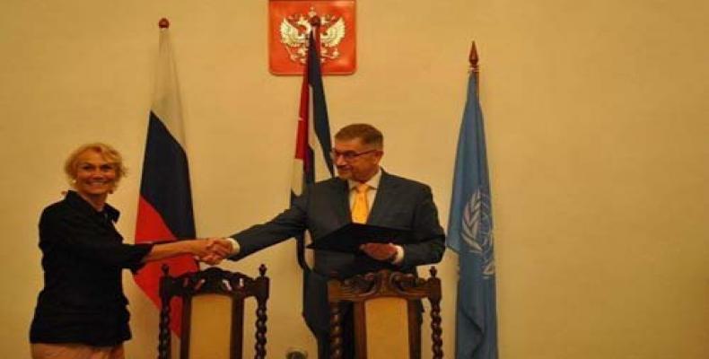 Mijail Kamynina, embajador de Rusia, y Myrta Kaulard, representante residente del PNUD en Cuba, firman el documento/ Foto: PNUD