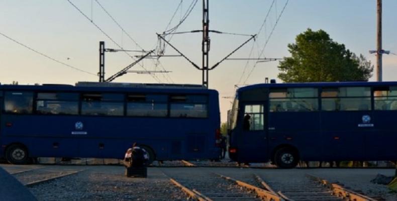 En la primera jornada fueron desalojados unos 400 refugiados en cuatro autobuses. | Foto: Dimitris Lampropoulos
