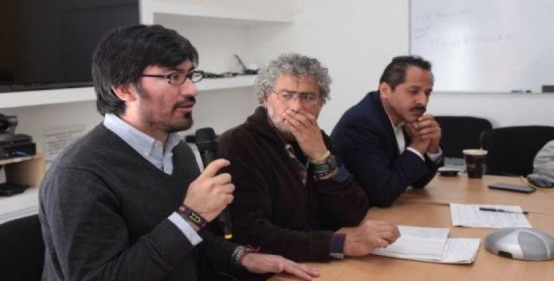 El activista mexicano Gustavo Castro (c) y los abogados Miguel Ángel de los Santos (d) y Edy Tabora (i) en rueda de prensa. | Foto: EFE