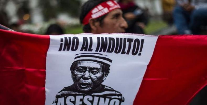 Peruanos protestan frente al palacio presidencial en Lima. Foto/AFP