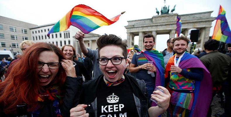 Gente celebrando que el parlamento de Alemania legaliza el matrimonio homosexual. Puerta de Brandenburgo en Berlín, Alemania, el 30 de junio de 2017. REUTERS