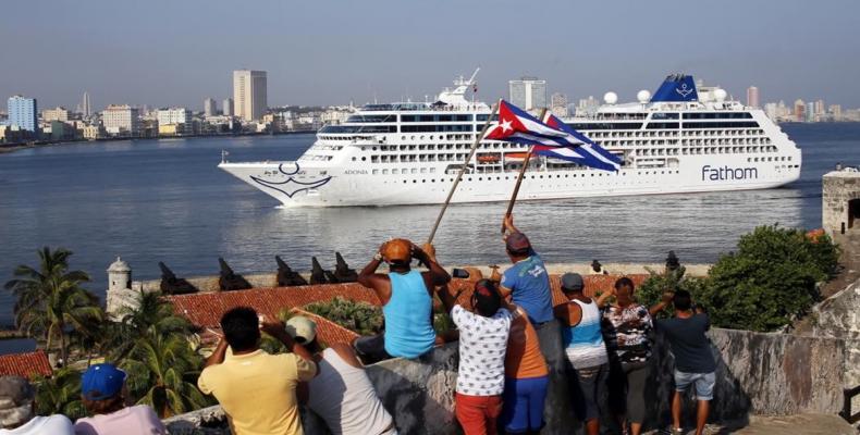 Crucero Adonia entrando en la bahía de La Habana. (Foto/ www.elperiodico.com)