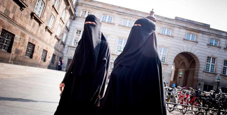 Photo shows two women wearing burqa outside the parliament in Denmark's capital city of Copenhagen. Photo: AFP