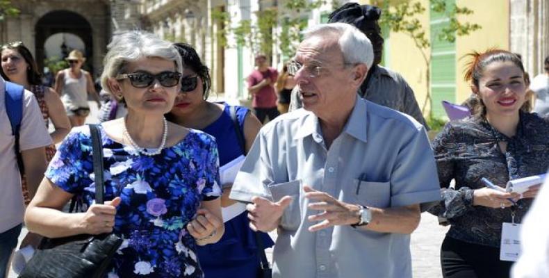 Eusebio Leal explica a Irina Bokova los valores patrimoniales del Centro Histórico de La Habana. Foto tomada de la ACN