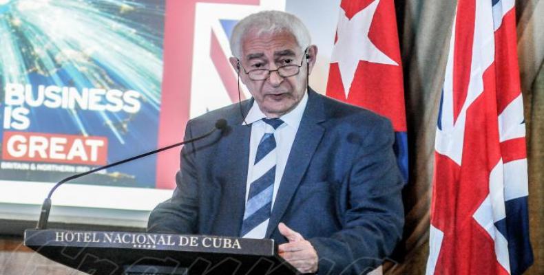 Sur la photo, David Triesman intervient à un forum d'affaires Cuba-Royaume-Uni organisé à l'hôtel Nacional à La Havane.