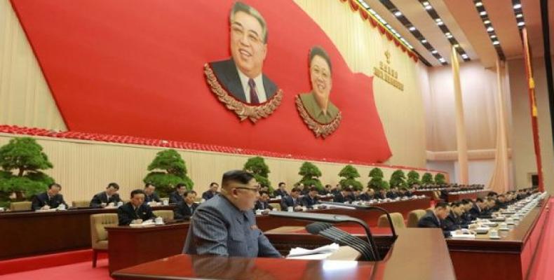 Kim Jong-Un, líder de la RPDC, leyendo su mensaje de fin de año