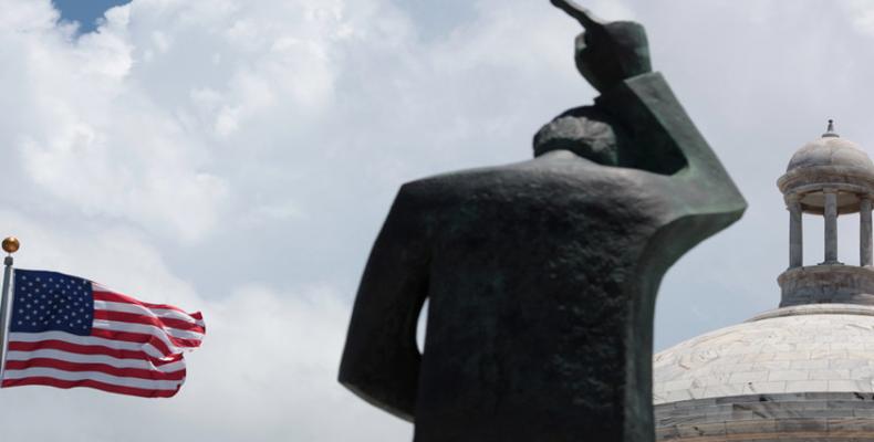 Estatua de San Juan frente al Capitolio de Puerto Rico Alvin Baez / Reuters