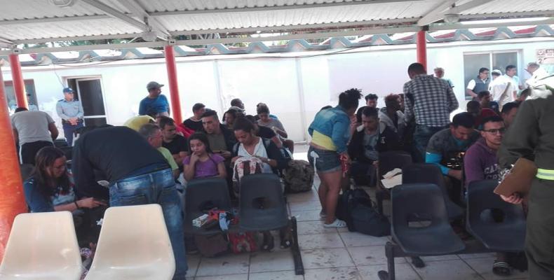 Deportados al llegar a terminal aérea cubana en La Habana. Foto/Isis María Allen/ RHC