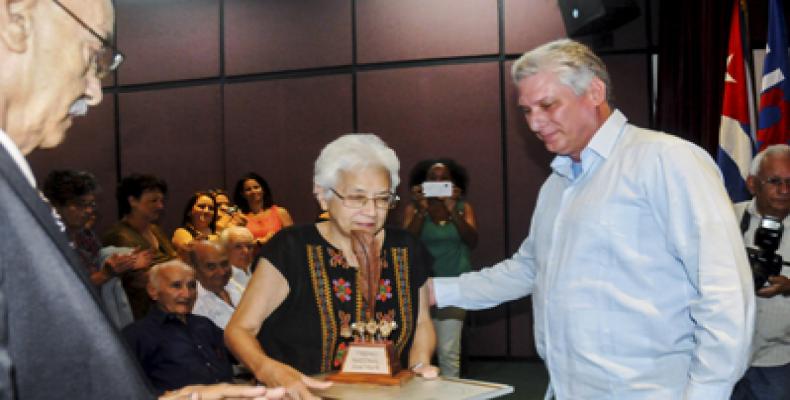 Susana Lee recibe el Premio Nacional de Periodismo José Martí 2016. Foto: Oriol de la Cruz / ACN