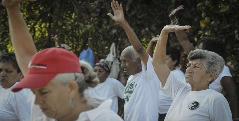 Practicar Tai-Chi retrasa el envejecimiento, alegra el alma y prolonga la vida. Foto: periódico Trabajadores