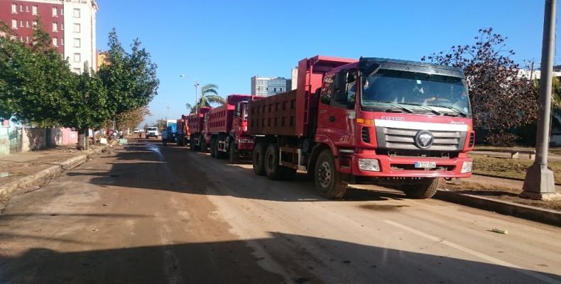 En Tercera y G, camiones de la Industria Básica listos para la recogida de escombro. Foto/ Maite Glez. RHC