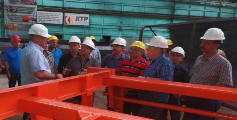 Díaz-Canel en la fábrica KTP. Foto: periódico Granma