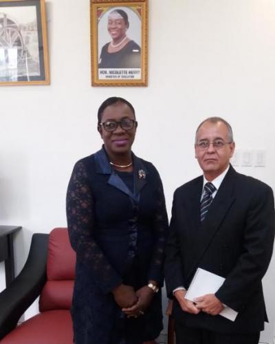 Embajador de Cuba Narciso Reinaldo Amador junto a la Ministra de Educación de Guyana Nicolette Henry.Foto:Cubaminrex.