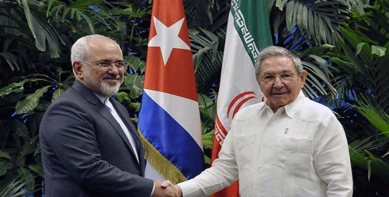 Raúl Castro recibe al canciller iraní