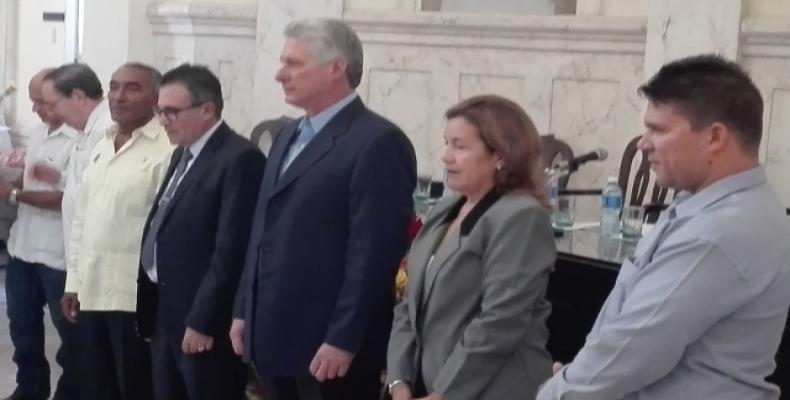 El primer vicepresidente de Cuba Miguel Díaz Canel (centro) presidiendo la actividad de entrega de premios a científicos cubanos