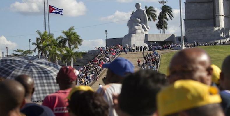 Largas filas en la Plaza para despedir al Comandante en Jefe.  Foto: Diario Granma