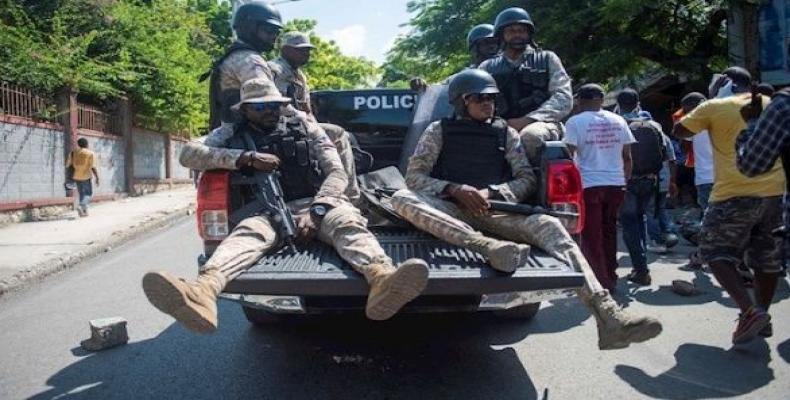 Police patrol the streets in Port-au-Prince.  (Photo: EFE)