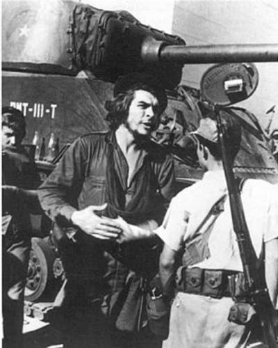 Ernesto Che Guevara en la ciudad de Santa Clara. Foto: Archivo