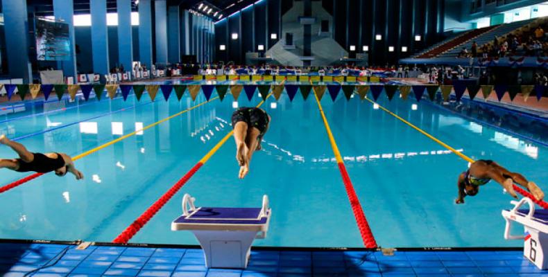 Arrancada en natación en Copa Marcelo Salado. Foto: Roberto Morejón