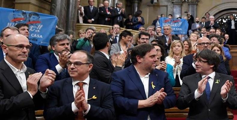 Photo taken on October 27, 2017 -- Catalan president Carles Puigdemont (R) , Oriol Junqueras (2R), Jordi Turull (3R) and Raul Romeva (L) applaud after Catalonia