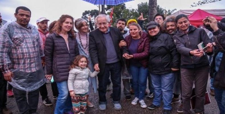 Noam Chomsky visited former President Luiz Inacio Lula da Silva in Curitiba.  Photo: PT Na Camara: Mauro Calove