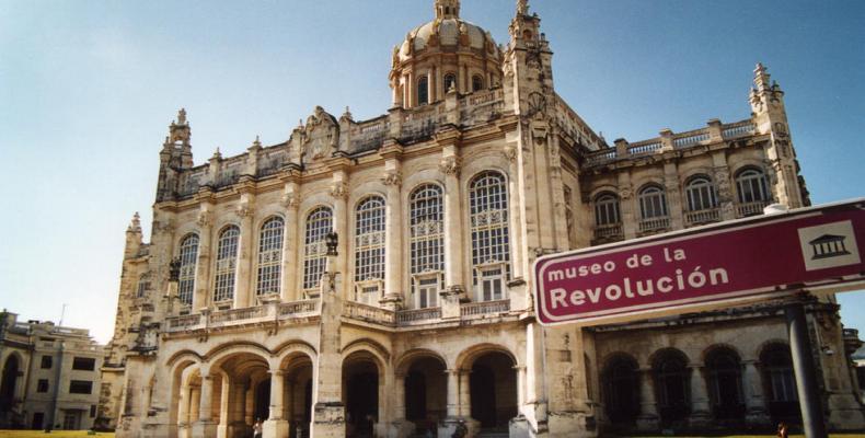 Sur la photo, l'ancien Palais présidentiel, aujourd'hui musée de la Révolution.