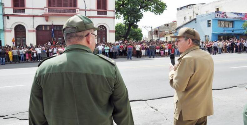 Raúl Castro le habla a los santiagueros. Foto:  Estudio Revolución