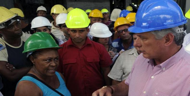 Díaz-Canel compartiendo con trabajadores de Antillana de Acero