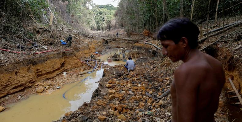 Un indígena Yanomami observa un operativo contra la minería ilegal, Roraima, Brasil, 17 abril, 2016.Bruno Kelly / Reuters