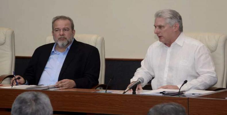 Miguel Díaz-Canel, kuba prezidanto(d) kaj Manuel Marrero, la ĉefministro (m)