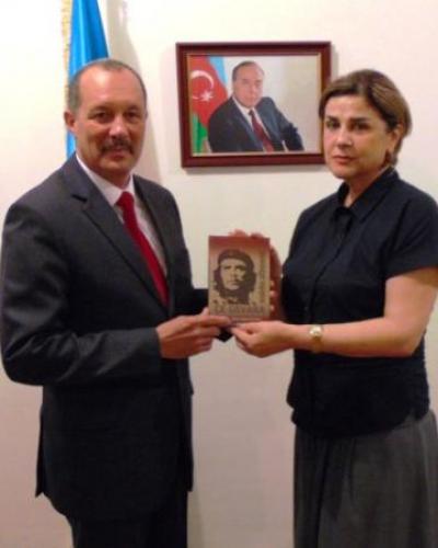 La directora del centro, Afag Masud, entregó la obra al embajador de Cuba en Bakú, Alfredo Nieves Portuondo. Foto tomada de Cubaminrex